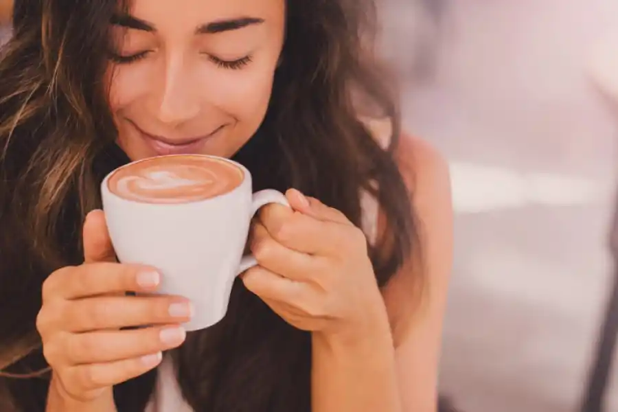 Se puede tomar el café con aceite de oliva de dos maneras.