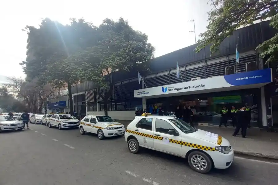 Los taxistas y la Municipalidad firmaron un acuerdo para reforzar el control de las plataformas ilegales