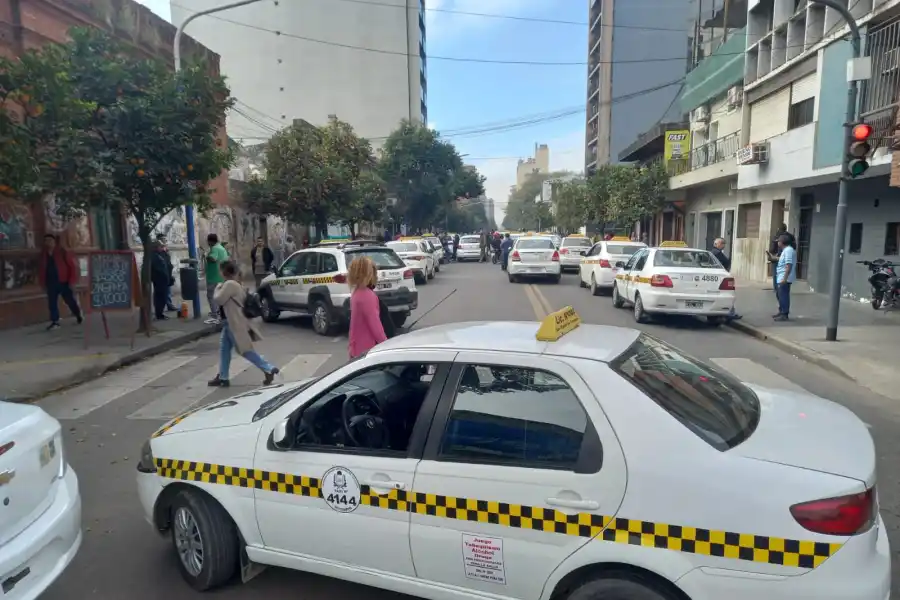 Los taxistas y la Municipalidad firmaron un acuerdo para reforzar el control de las plataformas ilegales