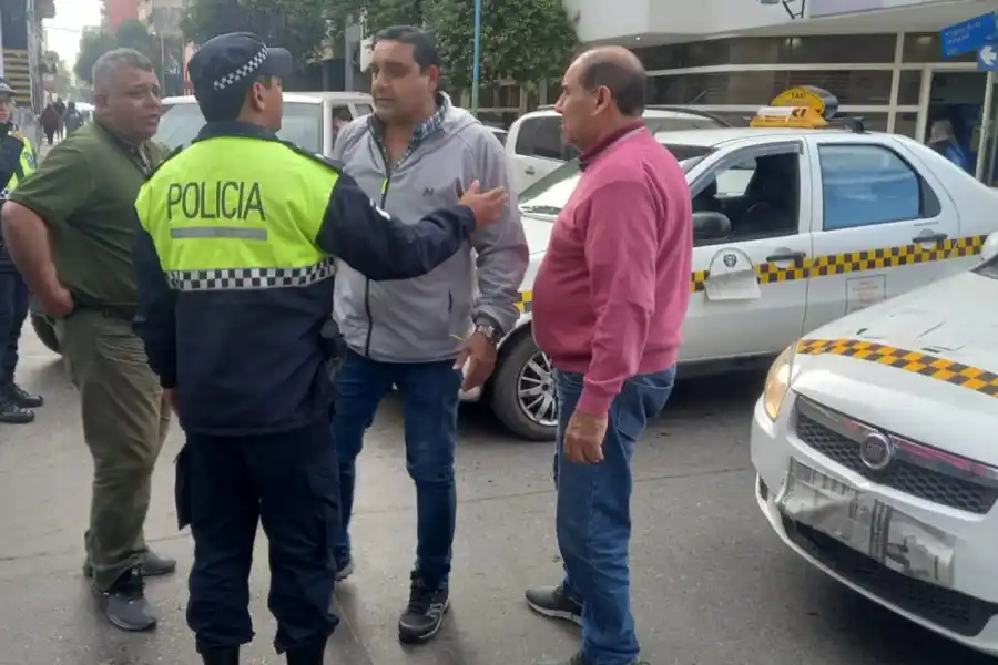 TENSIÓN. En el vallado de San Martín y Virgen de la Merced impidieron a más choferes sumarse a las protestas. 
