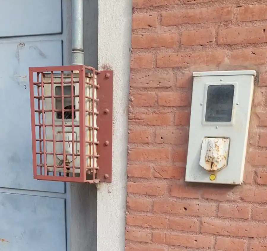 DAÑOS. Según un vecino, en una noche robaron cinco medidores.