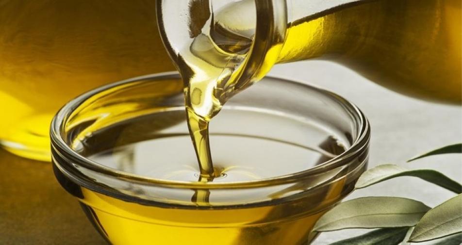 El aceite de olivas es rico en grasas saludables.