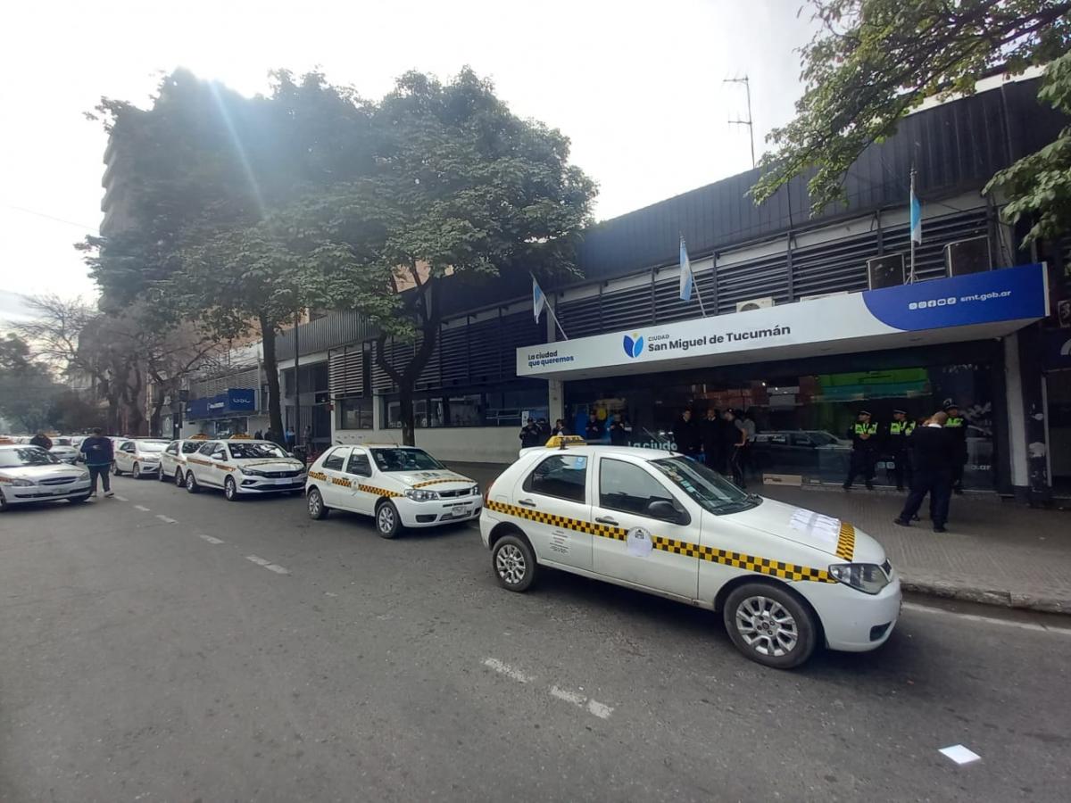 Los taxistas y la Municipalidad firmaron un acuerdo para reforzar el control de las plataformas ilegales