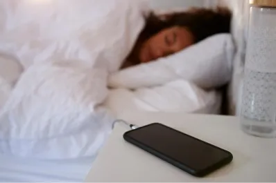 Qué enfermedades podrías desarrollar si cargás el celular al lado de tu cama durante la noche