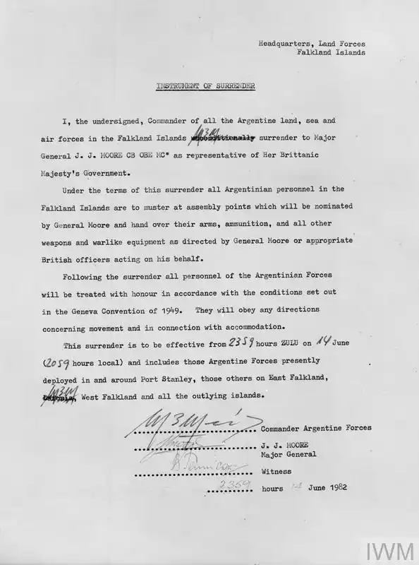 ACTA DE CAPITULACIÓN. El documento que el general Mario Benjamín Menéndez le firmó a los británicos para rubricar la rendición argentina.