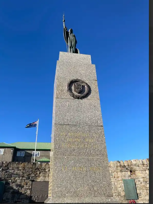 MONUMENTO. La construcción británica que recuerda la liberación.