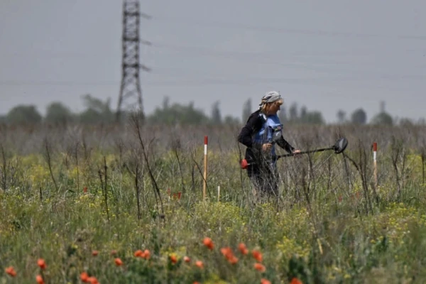 Las ucranianas toman la tarea de desminar la tierra