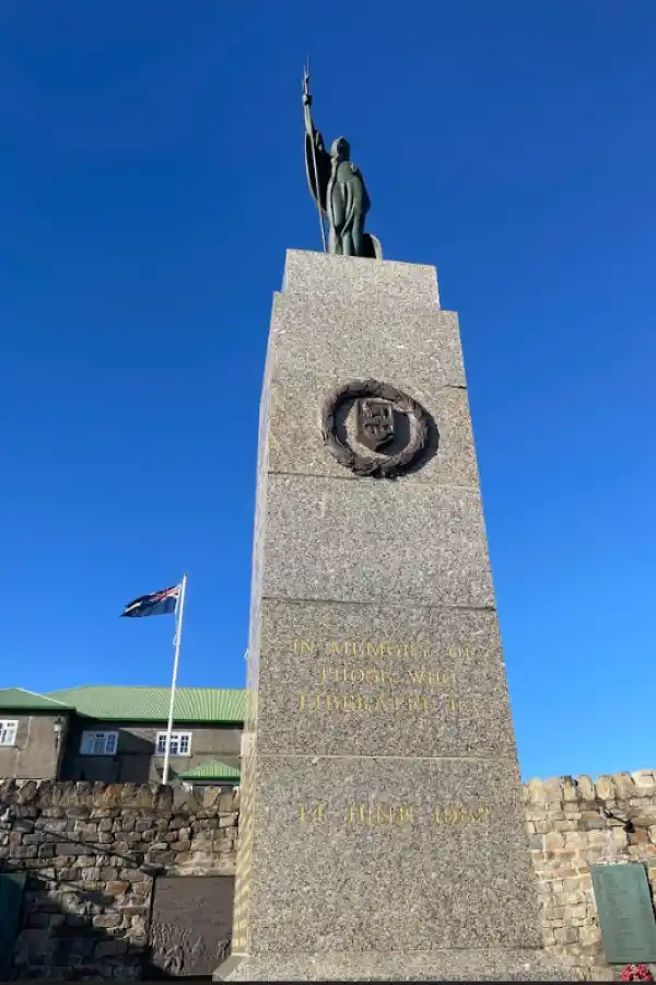 MONUMENTO. La construcción británica que recuerda la liberación.