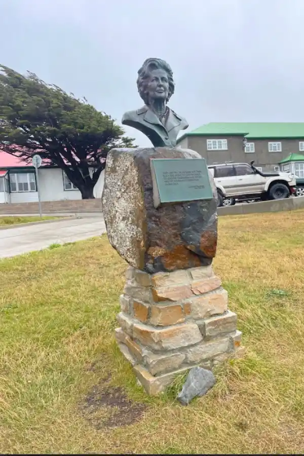 ESTADISTA. Con un busto, los isleños honran a Margaret Tatcher.