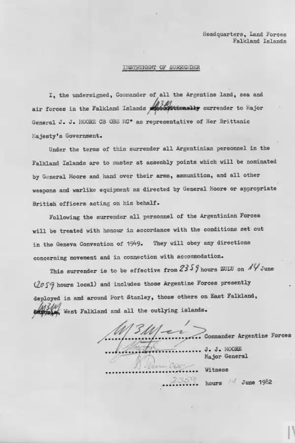 ACTA DE CAPITULACIÓN. El documento que el general Mario Benjamín Menéndez le firmó a los británicos para rubricar la rendición argentina.