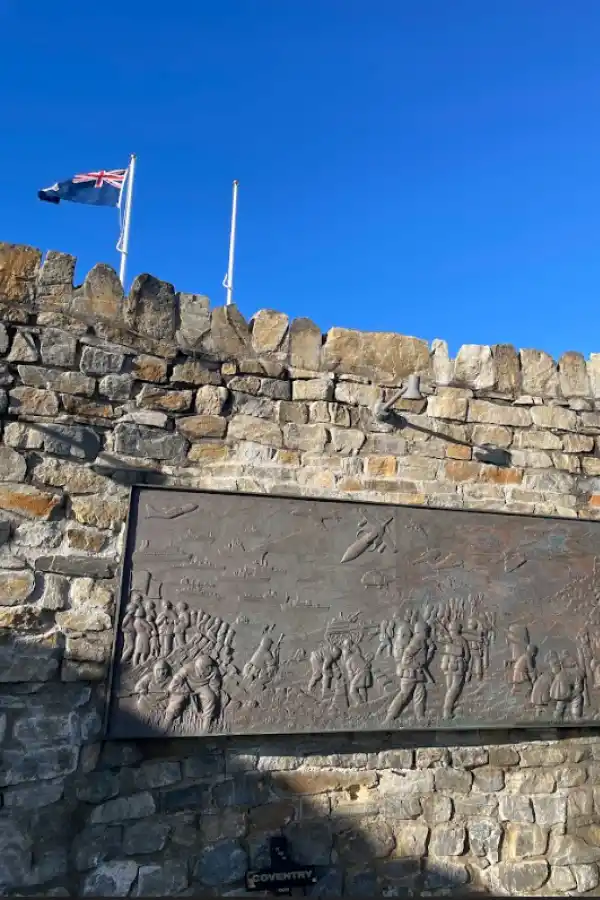 ESCULTURA EN RELIEVE. Una pared del Monumento Británico 1982 recrea en una placa una escena de los combates que se libraron en cielo, mar y tierra.