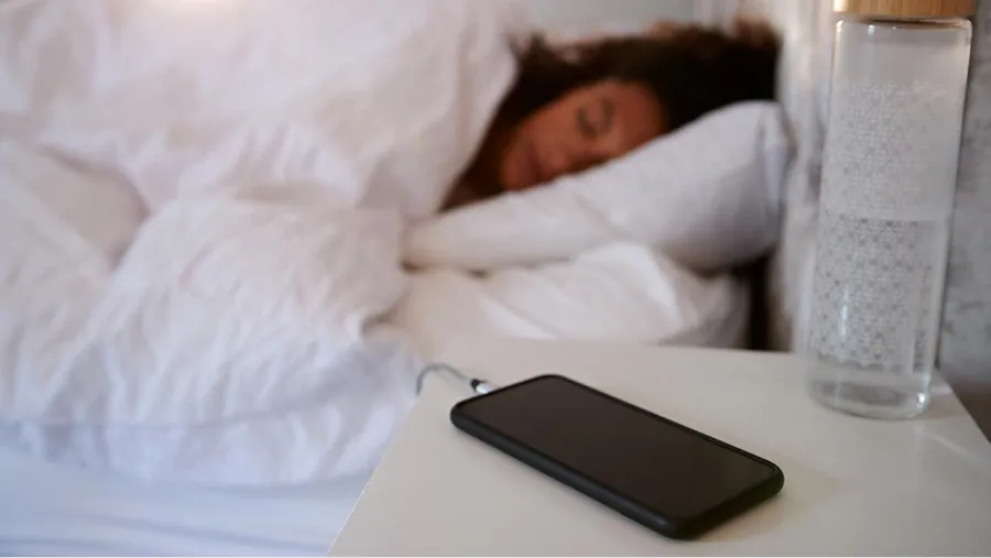Muchas personas dejan el celular cargando al lado de la cama mientras duermen