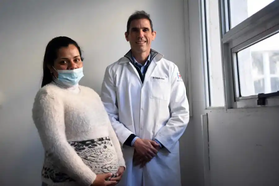 GRAN EVOLUCIÓN.  Marina con el jefe del servicio de Neurocirugía del Padilla, Álvaro Campero.