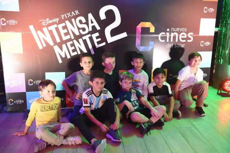 TODOS CONTENTOS. Algunos chicos salieron de la escuela y partieron directamente al cine; otros, se “escaparon” de sus actividades extracurriculares para no perderse la película.
