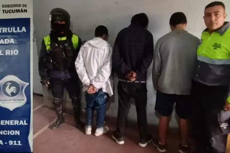 Tres ladrones entraron a la casa de una mujer, que corrió con su bebé en brazos a pedir auxilio