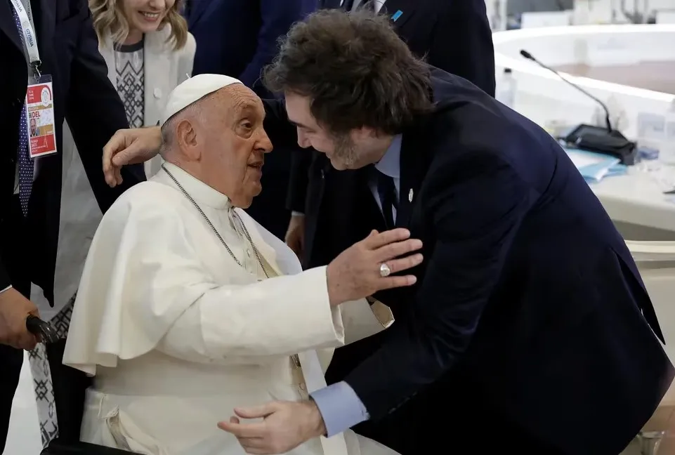 Milei saluda al papa Francisco. Fotos Reuters