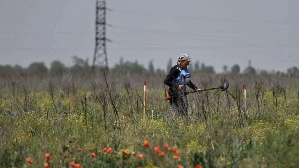 Las ucranianas toman la tarea de desminar la tierra