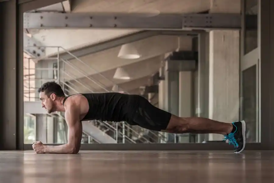 La plancha es uno de los ejercicios para trabajar el tren superior 