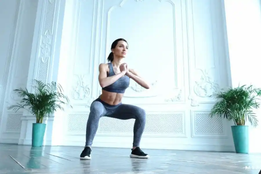 La sentadilla es un ejercicio para trabajar el tren inferior.