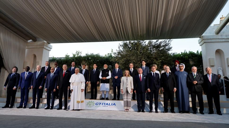 LA TRADICIONAL FOTO DE “LA FAMILIA”. En esta ocasión se destaca la figura del papa Francisco, primer pontífice en participar en esta cumbre. afp