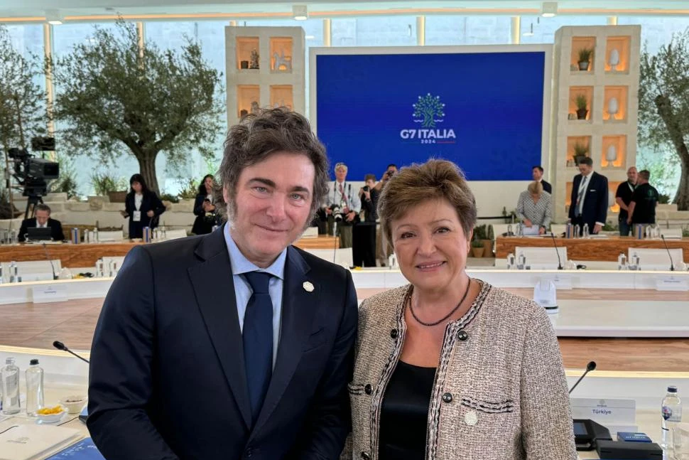 EN BARI. El presidente Javier Milei posa junto con la directora gerente del Fondo, Kristalina Georgieva, durante la cumbre del Grupo de los 7 (G7). 