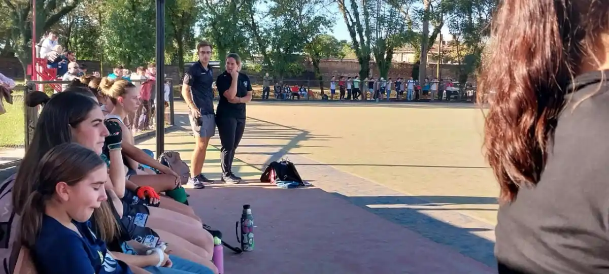 ASISTENTE TÉCNICO. Haro, mate en mano, dialoga con Villanueva. FOTO DE MARIANA APUD