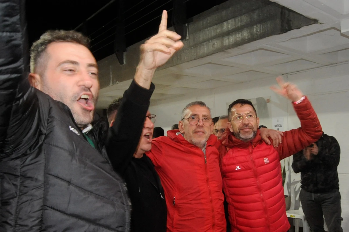 CONTENTOS. Rubén Moisello celebra la reelección junto a los dirigentes León Kristal, Bruno Sogno y Hugo Ledesma.