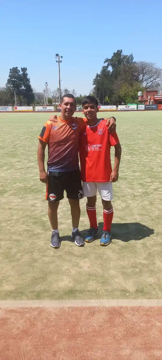 Sebastián y Thiago Aparicio. El padre juega en Monteros Vóley y el hijo en Los Tarcos.