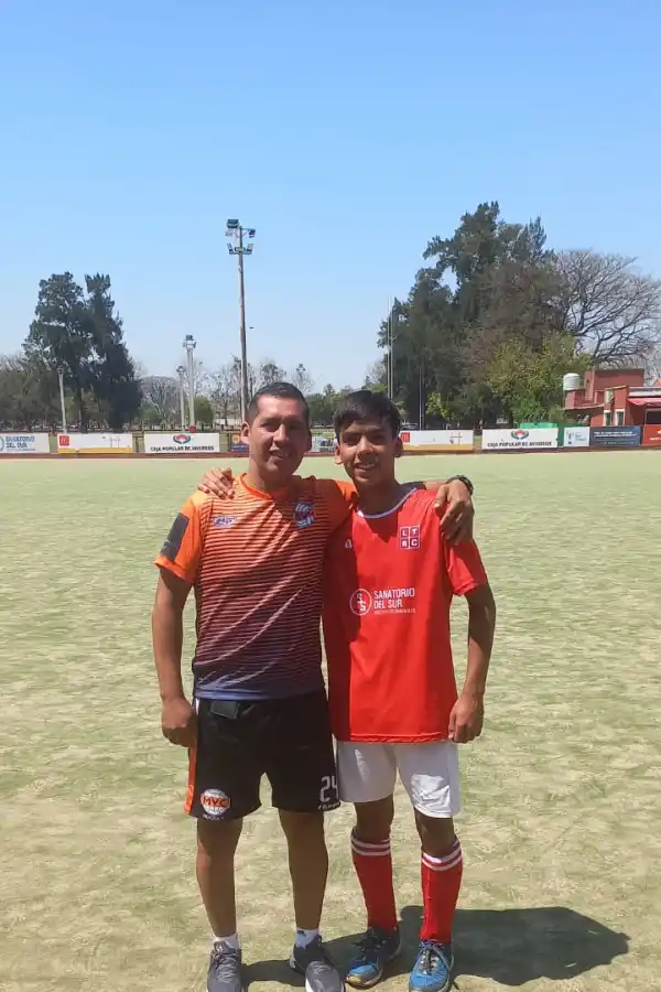 Sebastián y Thiago Aparicio. El padre juega en Monteros Vóley y el hijo en Los Tarcos.