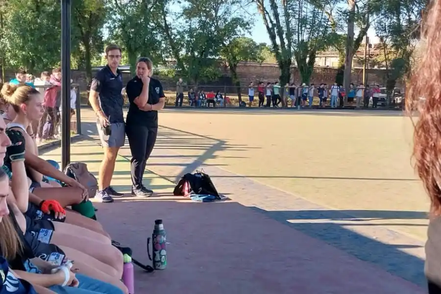 ASISTENTE TÉCNICO. Haro, mate en mano, dialoga con Villanueva. FOTO DE MARIANA APUD