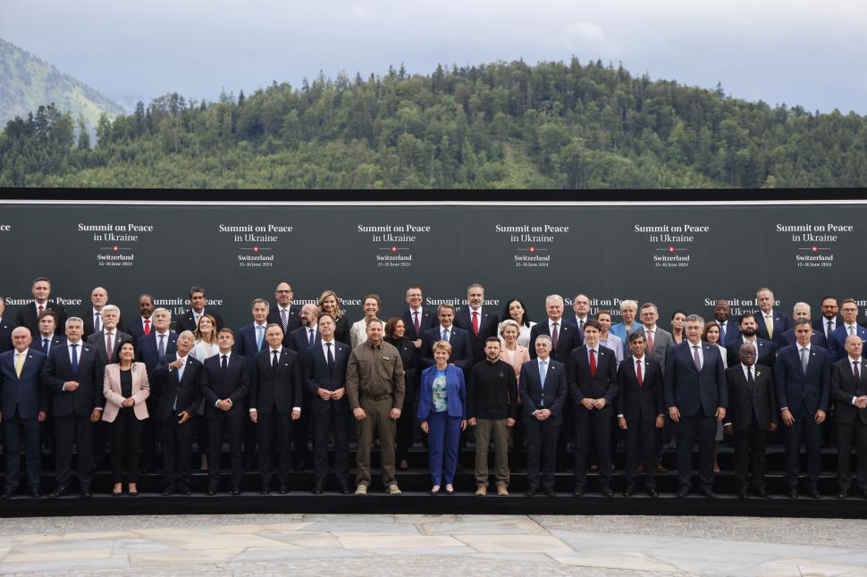 REUNIÓN. La presidenta federal suiza, junto a otros jefes de Estado en Burgenstock, Lucerna.