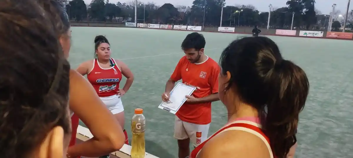 EL ENTRENADOR. Bello le da las indicaciones a sus dirigidas. No les fue bien: perdieron frente a Almirante Brown de Lules. FOTO DE MARIANA APUD