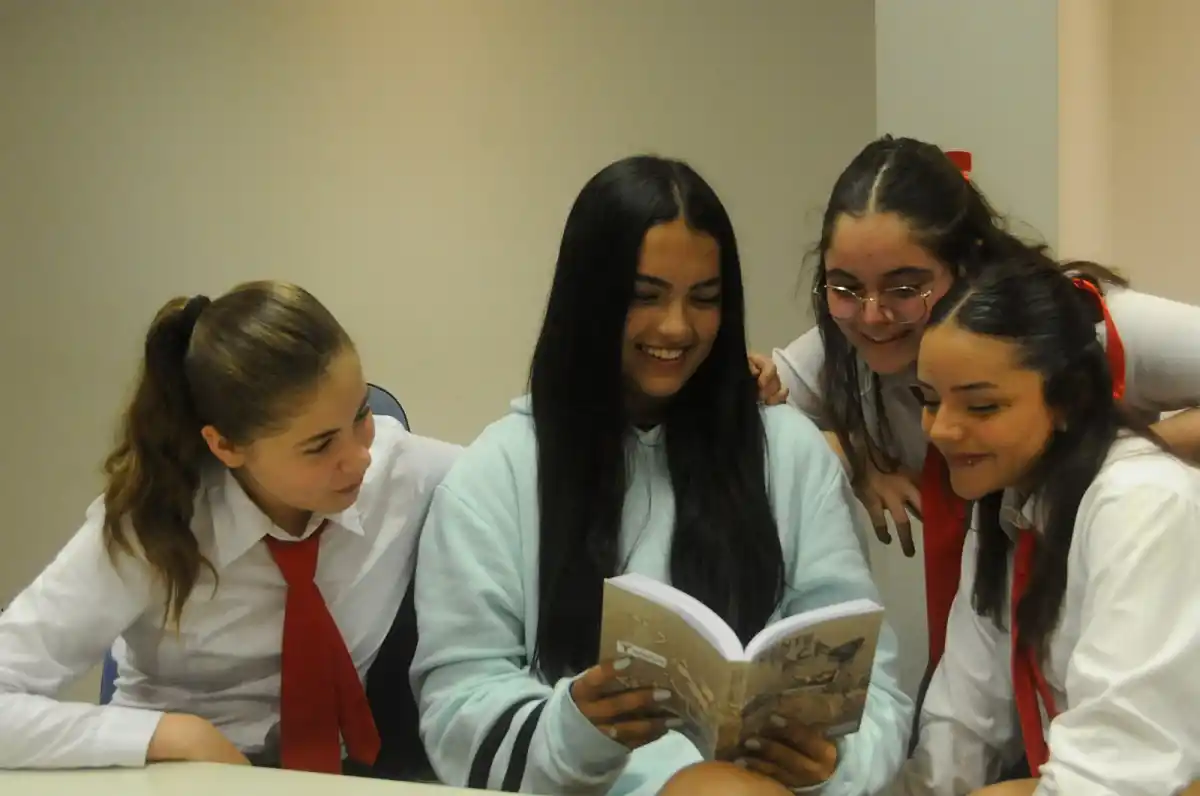 ADMIRANDO SUS OBRAS. Felicitas Sánchez, Guadalupe Agüero, Sofía Sánchez y Luna Sabio comentando sobre sus participaciones en el proyecto. / Foto: Antonio Ferroni (LA GACETA).