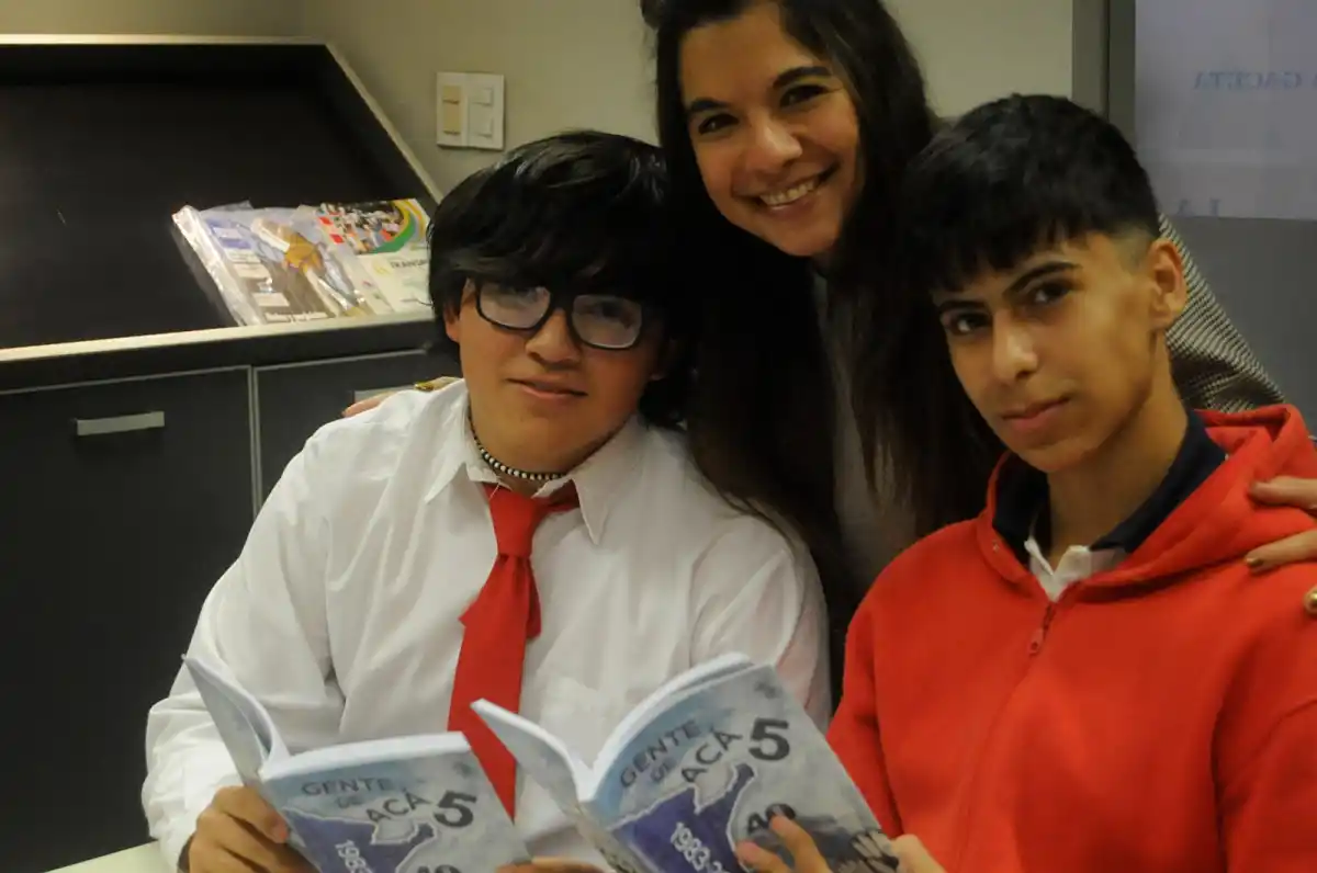 TEXTOS PROFUNDOS. Victoria Desjardins, directora de educación de Yerba Buena junto a José Benjamín Salazar y Santiago Meone, quienes se lucieron en el libro del año pasado por los 40 años de democracia. / Foto: Antonio Ferroni (LA GACETA).