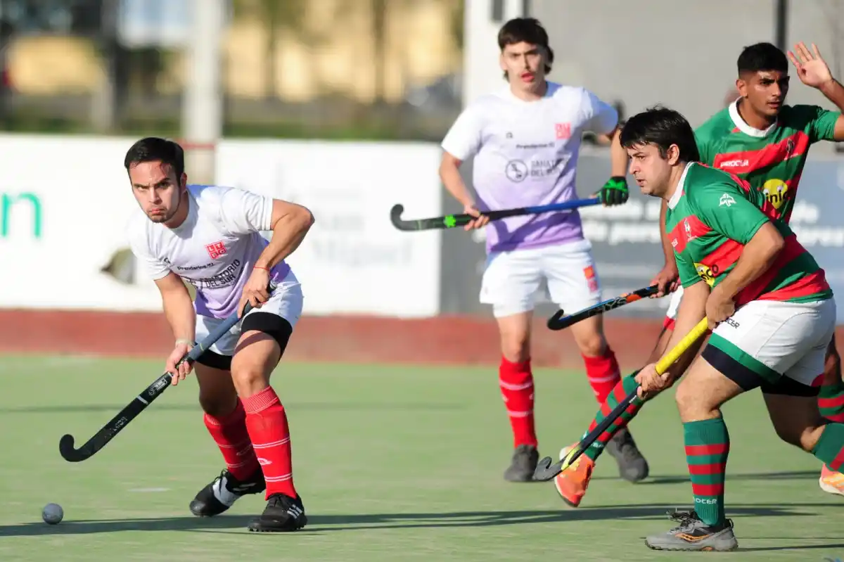 HACIA ADELANTE. Tadeo Ortega Tello se lleva la bocha empezando un ataque para Los Tarcos. David Nacul de Huirapuca va con todas las intenciones de marcar. FOTO DE DIEGO ARÁOZ