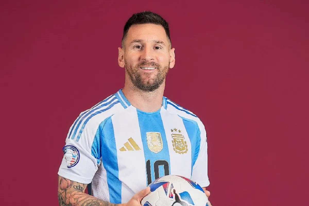 FELIZ. Messi posa en el backstage de la Selección argentina. 