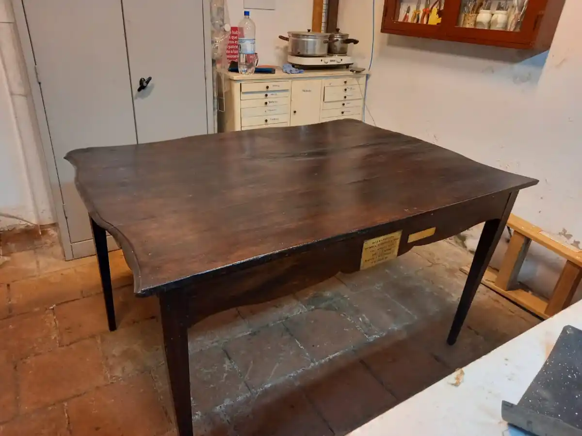 LA MESA DE LOS ARÁOZ. Un equipo de restauración de la Casa Histórica trabaja en la mesa que perteneció a la familia de Bernabé Aráoz, el primer gobernador de Tucumán.