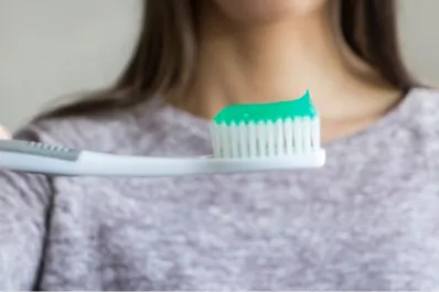 Alzheimer y salud bucal: ¿por qué cepillarse bien los dientes previene la pérdida de memoria?