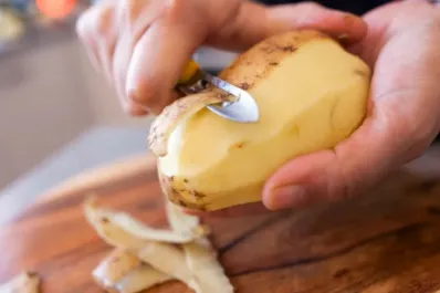 ¿Conviene pelar las frutas y verduras?: qué sucede cuando quitamos la cáscara de los alimentos