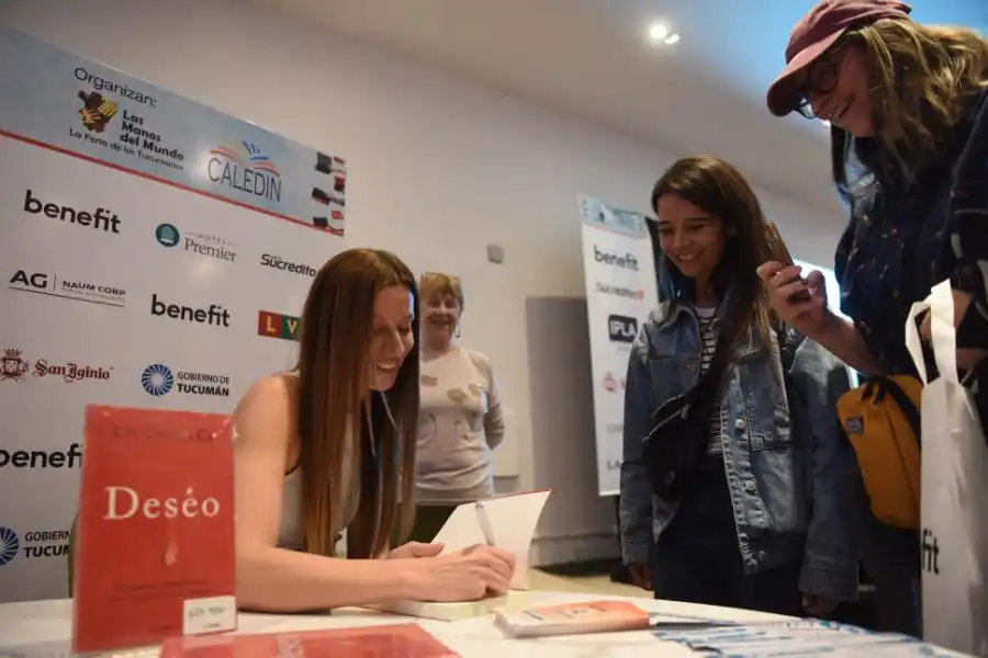 CON LOS LECTORES. Tras derribar mitos sexuales en su presentación, Cecilia Ce se acercó a sus seguidores, firmó libros y se sacó fotos.