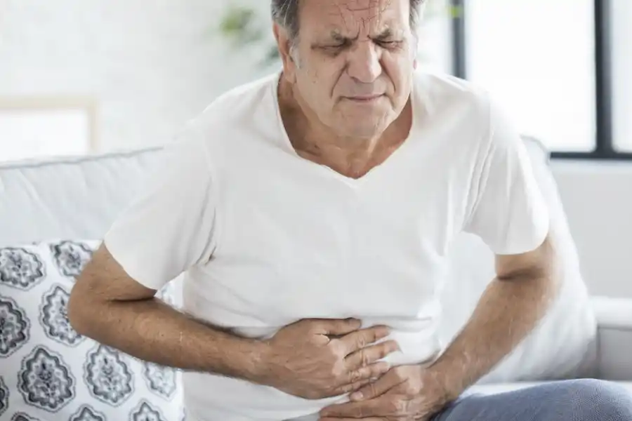 El agua con limón y bicarbonato mejora la digestión.