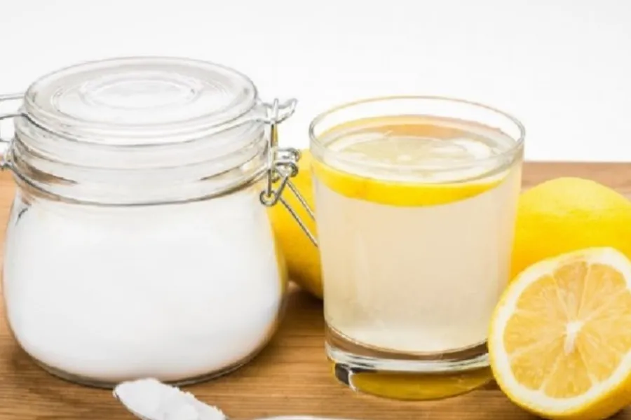 Agua con limón y bicarbonato de sodio que ayuda a bajar de peso: en qué momento del día conviene tomarla