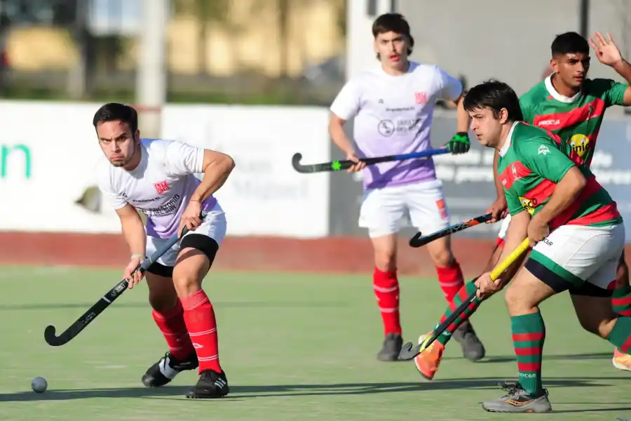 HACIA ADELANTE. Tadeo Ortega Tello se lleva la bocha empezando un ataque para Los Tarcos. David Nacul de Huirapuca va con todas las intenciones de marcar. FOTO DE DIEGO ARÁOZ