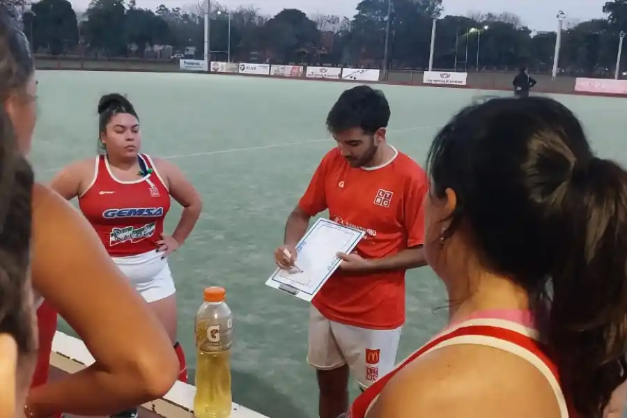 EL ENTRENADOR. Bello le da las indicaciones a sus dirigidas. No les fue bien: perdieron frente a Almirante Brown de Lules. FOTO DE MARIANA APUD