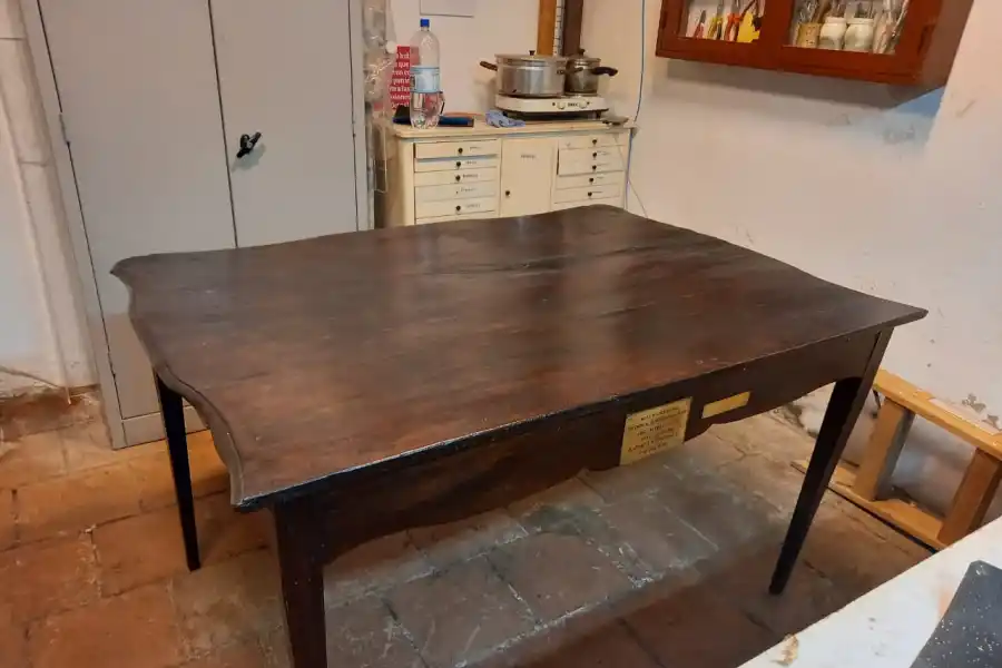 LA MESA DE LOS ARÁOZ. Un equipo de restauración de la Casa Histórica trabaja en la mesa que perteneció a la familia de Bernabé Aráoz, el primer gobernador de Tucumán.