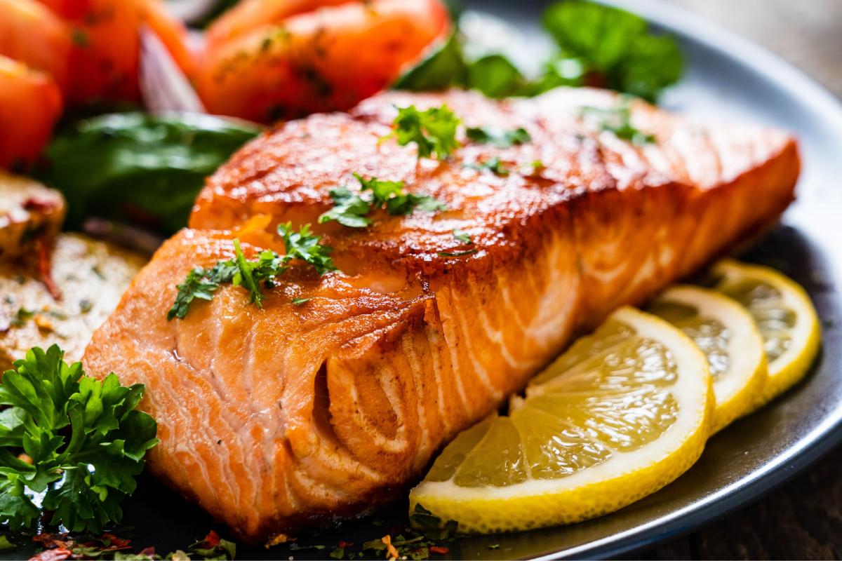 El salmón contiene bajos niveles de mercurio.