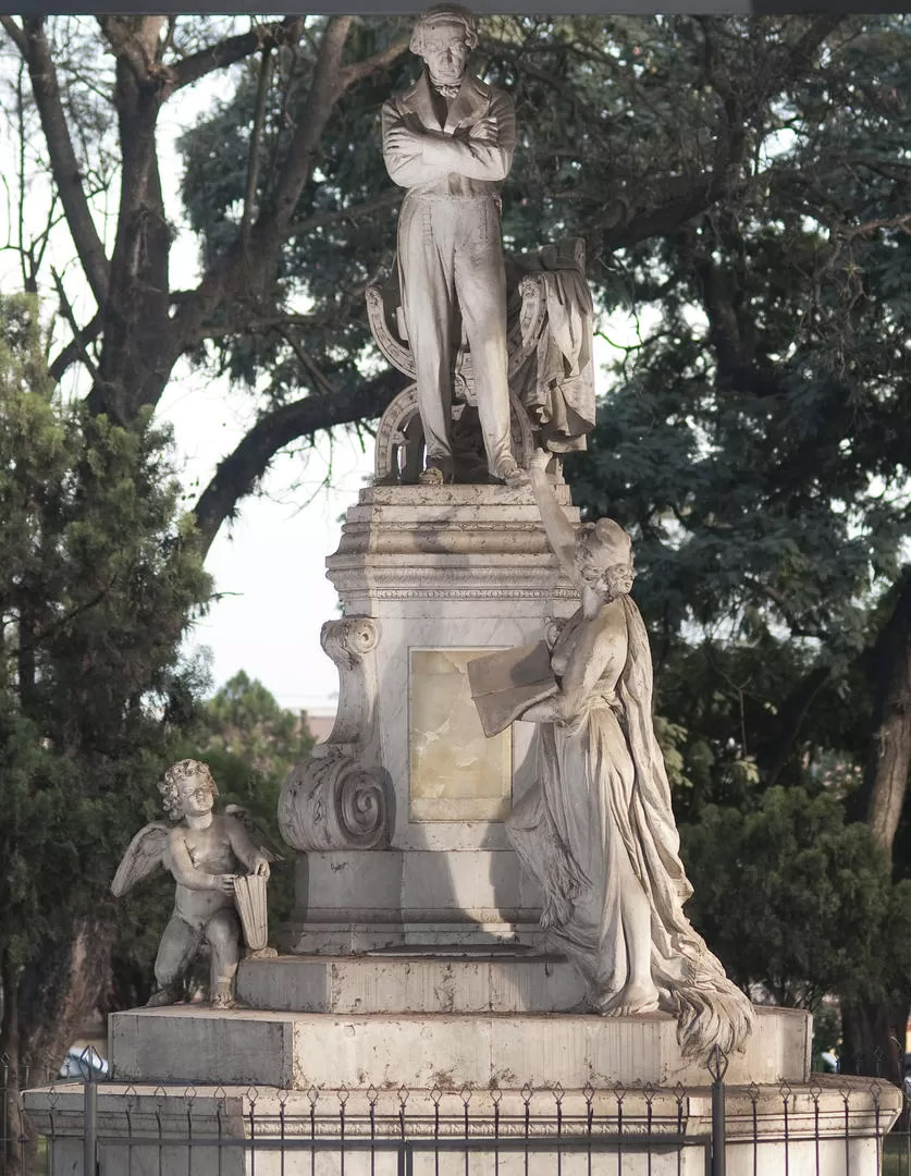 OBRA DE ARTE. El 26 de septiembre de 1904 se inauguró el monumento de Juan Bautista Alberdi, realizado por Lola Mora.