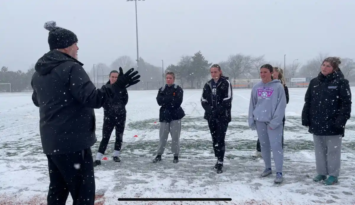 Almada entrenando a Berlin FC, equipo de fútbol canadiense. 