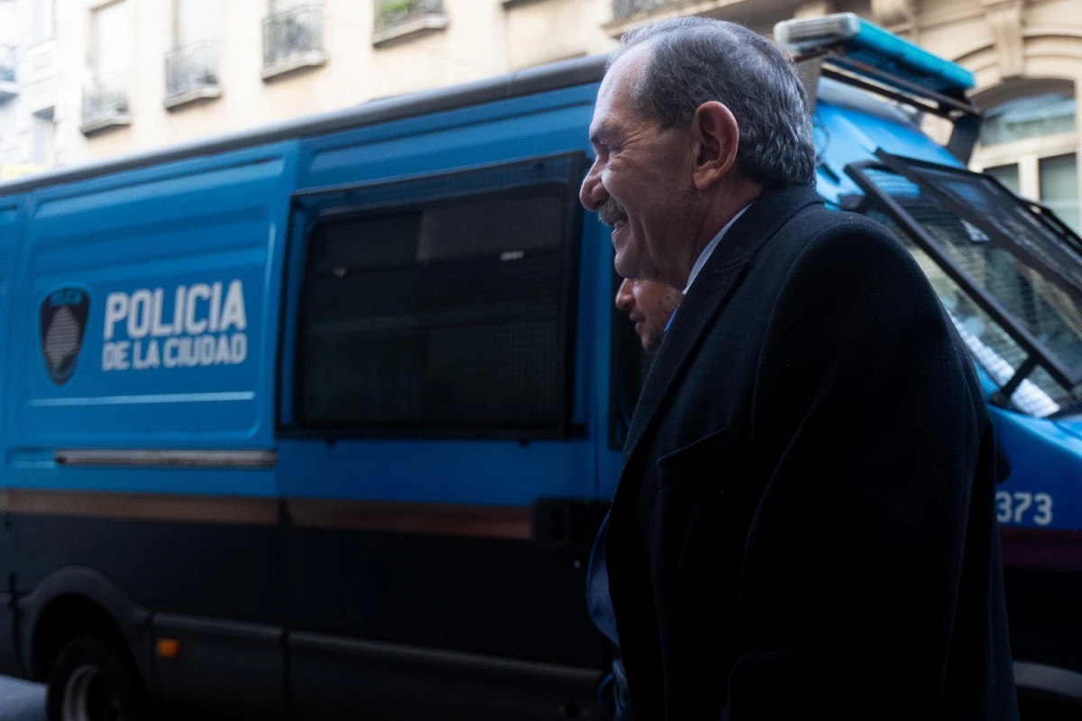 EN BUENOS AIRES. Alperovich arriba a tribunales para presenciar una de las audiencias del juicio. FOTO DE TOMÁS CUESTA/ESPECIAL PARA LA GACETA