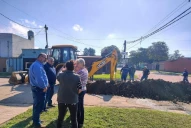La SAT continúa cambiando la colectora cloacal en barrio SITRAVI